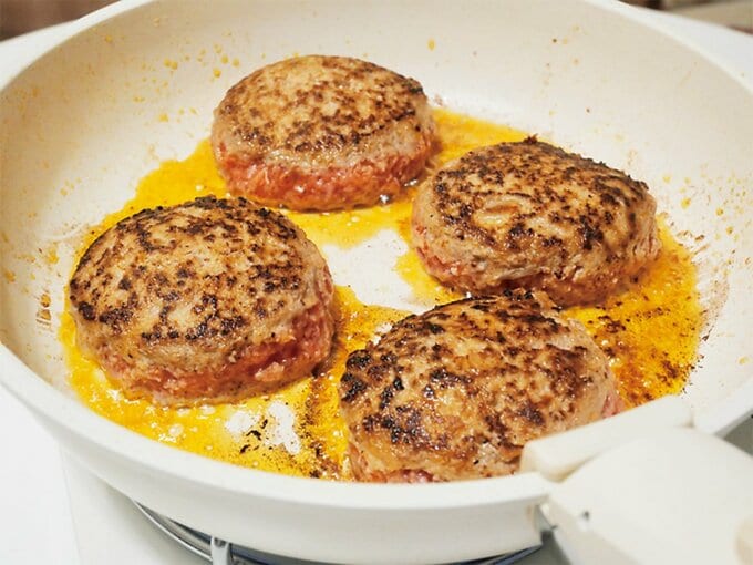 ハンバーグを焼く