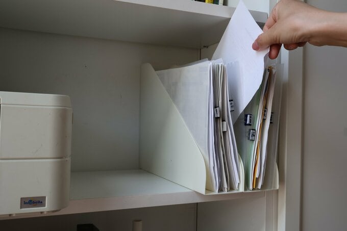書類をしまう様子