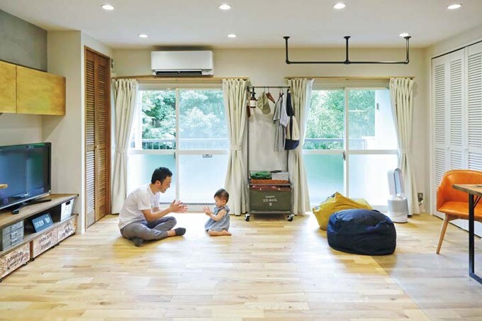 リビングで子どもと遊ぶ父と子