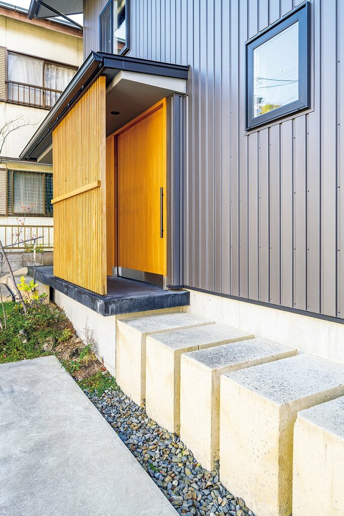 玄関の手前に、目隠し用の格子を採用