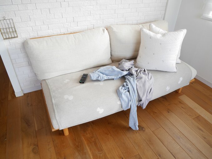 パジャマ脱ぎっぱなしのリビング