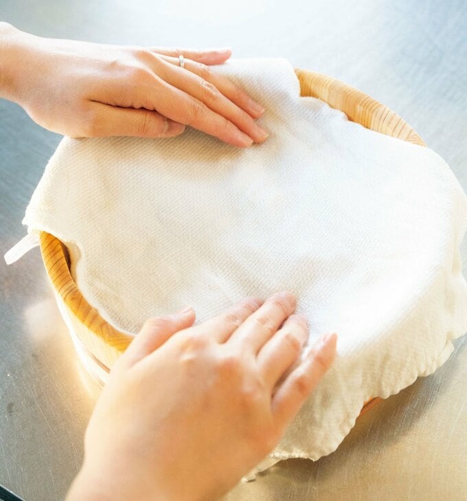 ふきんをかけたすし飯