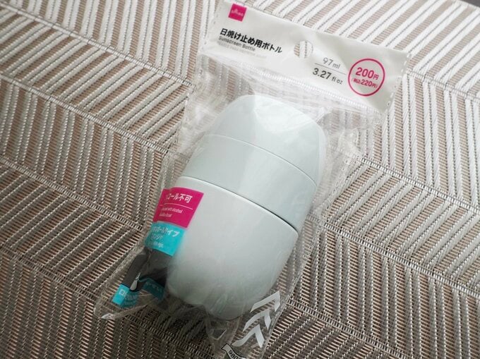 「日焼け止め用ボトル」(220円)、材質:ポリプロピレン、PET、ポリウレタン、商品サイズ:6.1cm×9.7cm×5cm、内容量:97ml、カラー:ブルー(イエローもラインナップ)、アルコール不可