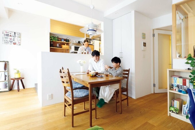 ダイニングでくつろぐTさん家族