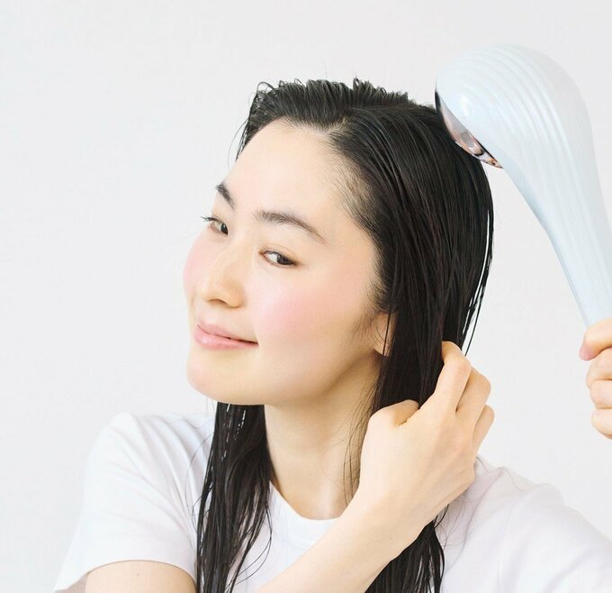 髪をすすいでいる