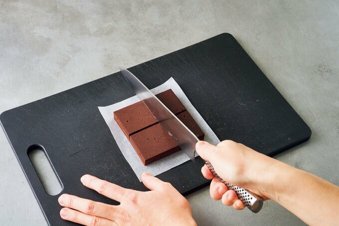 チョコレートをナイフでカット