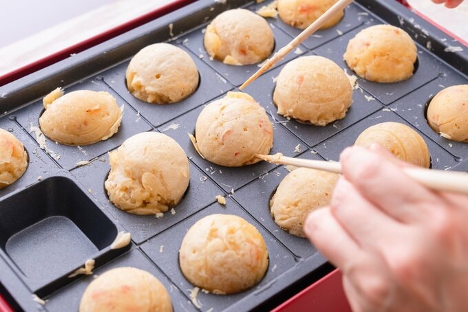 タコ焼きをひっくり返す