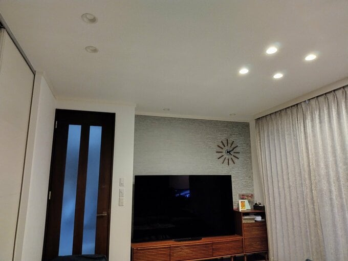 リビングの壁を照らすダウンライトも使わない