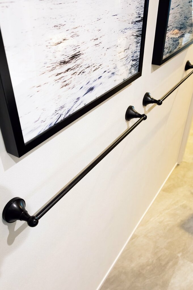 マットブラックのバスタオルハンガー