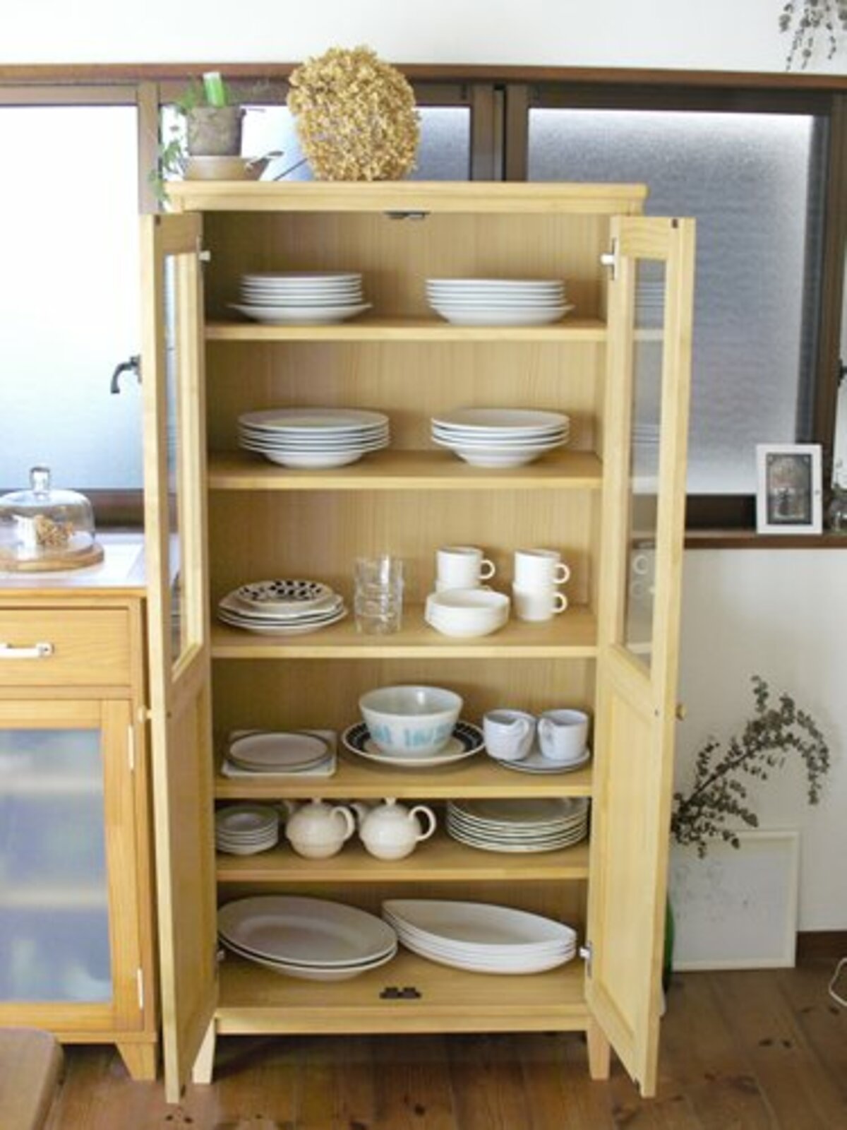 早い者勝ち♪綺麗な食器棚☆今週いっぱいまで受付中♪
