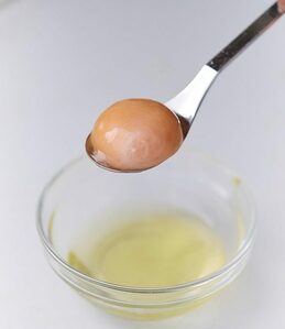 卵の黄身と白身分けはスプーンでサッとすくうだけ