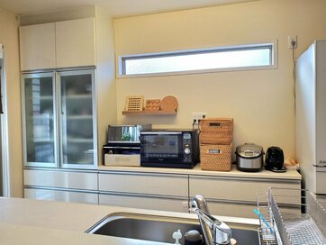 つり戸棚の代わりに窓を設置。パントリーもつけたら大満足のキッチンに