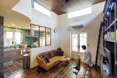 図書館みたいなリビングとキッチンがつながる、ネコとのんびり過ごす家