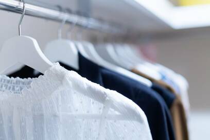 クリーニングの疑問にプロが回答。価格差の理由は？出すべき頻度は？