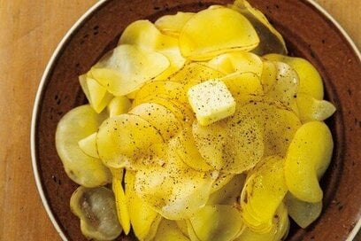 レンジで簡単「薄切りジャガバター」。ふんわり薄いジャガイモが主役の副菜レシピ2品