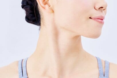顔のむくみ・二重あごもすっきり！「胸鎖乳突筋」のラクな見つけ方