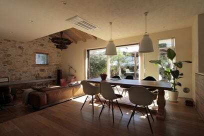 【注文住宅事例】古材、擬石、テラコッタ…。個性豊かな素材と家具に囲まれて暮らす