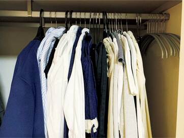 今年こそクローゼットをすっきりさせる。定番服こそ手放すのがいい理由