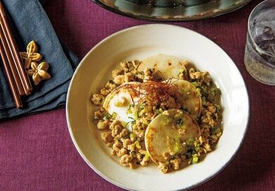 こんがり香ばしい「焼きカブの鶏そぼろがけ」献立。あっという間にできるカニ玉サラダもうれしい