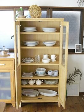 中が見える食器棚は、潔く、統一感とゆとりのあるディスプレーを