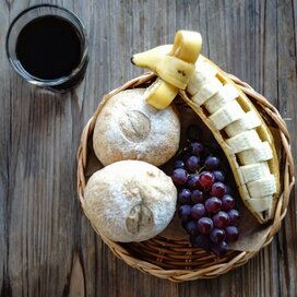 見た目かわいいうえに食べやすい！おめかしリボンのバナナボートのつくり方