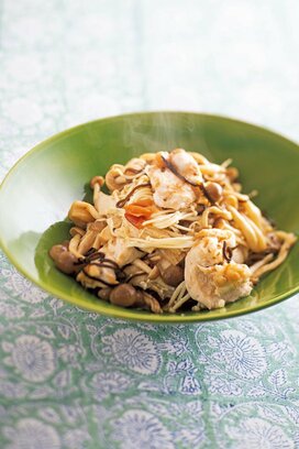 ヘルシーおかずがレンジで即完成！鶏肉とキノコの塩昆布梅蒸し