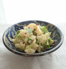 春野菜が定番おかずを新鮮に。シンプルな三つ葉ポテトサラダ