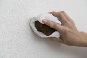 汚れた部分を軽くこする