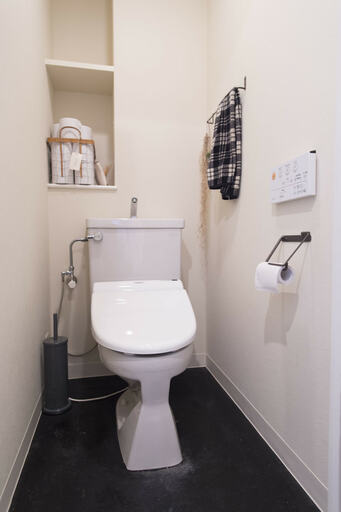 黒い床のトイレ