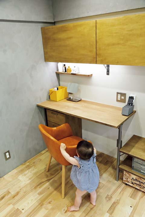 ワークスペースの椅子で遊ぶ子ども