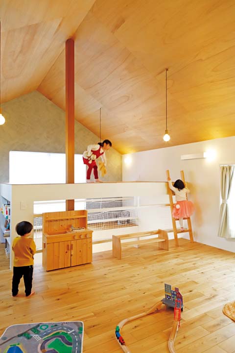 リビングの吹き抜け上部にあるロフト