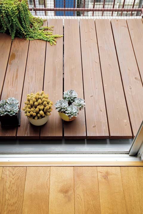 ウッドデッキを設置したバルコニー