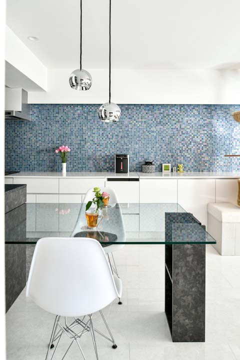 ガラスモザイクタイルのアクセントウォールがあるキッチン