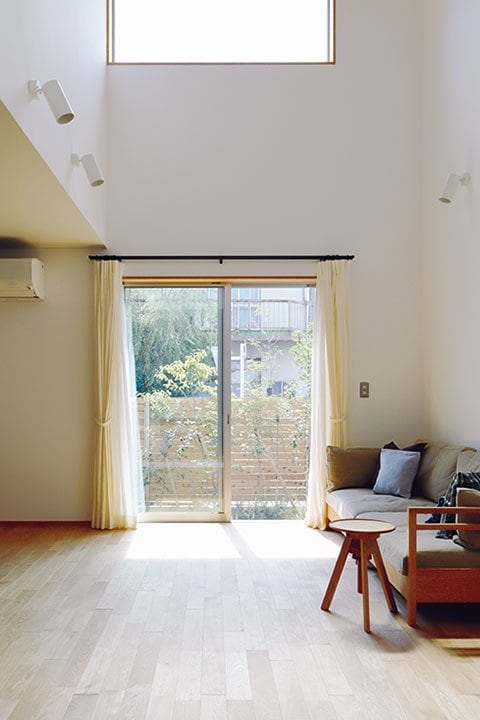 心地よい光と風を取り込むリビング