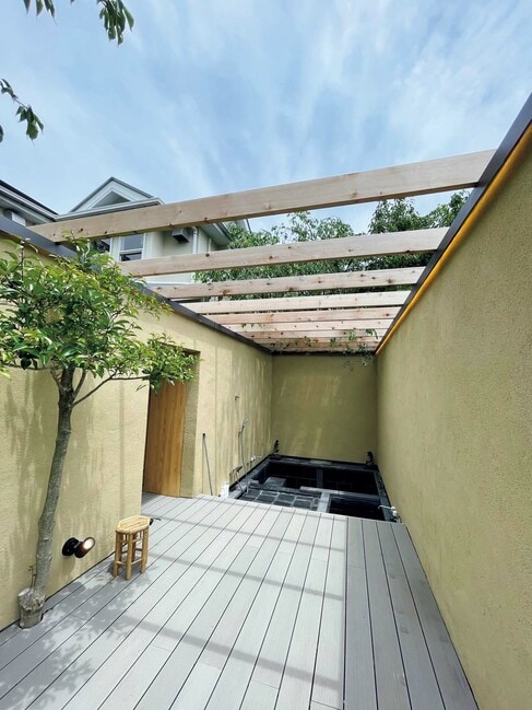 ウッドデッキの延長に露天風呂