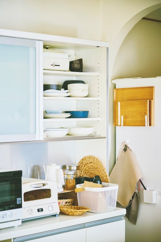 食器棚に置かれた食器や家電製品