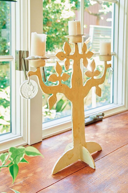 窓辺に飾った燭台