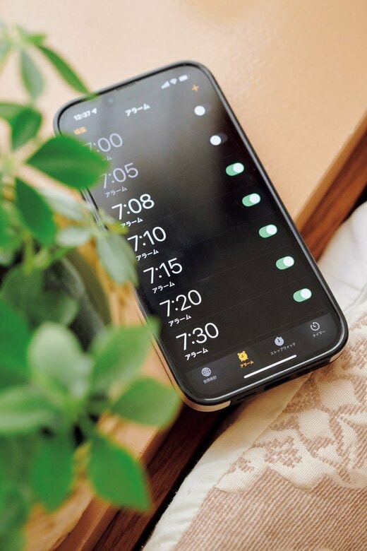 スマホのアラームをたくさんかけている様子