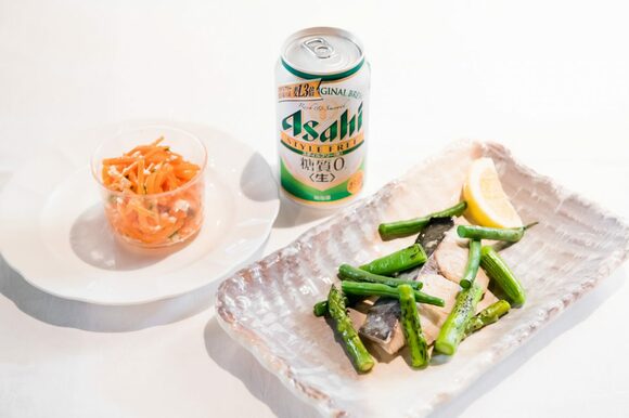 「鰆と3種の春野菜のレモン蒸し」と「ニンジンとカッテージチーズのサラダ」のコンビネーション