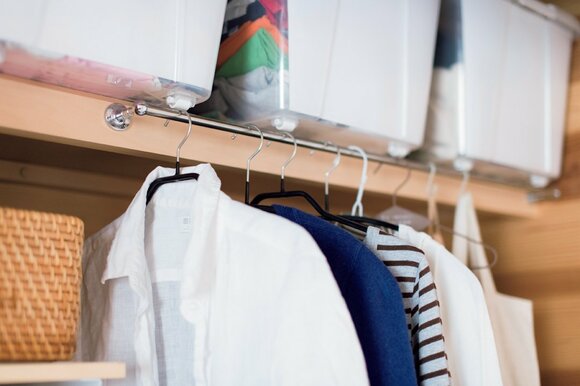 枕棚にポールを取りつけ、クローゼットとして活用