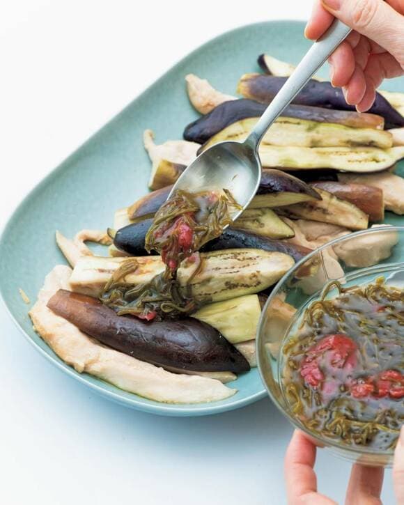 ナスにメカブ梅ソースをかける