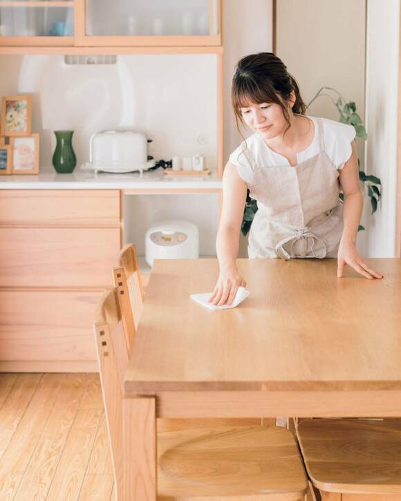 テーブルをふく女性