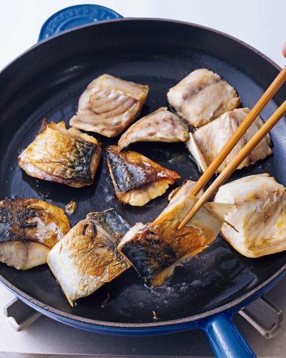 フライパンにサバ