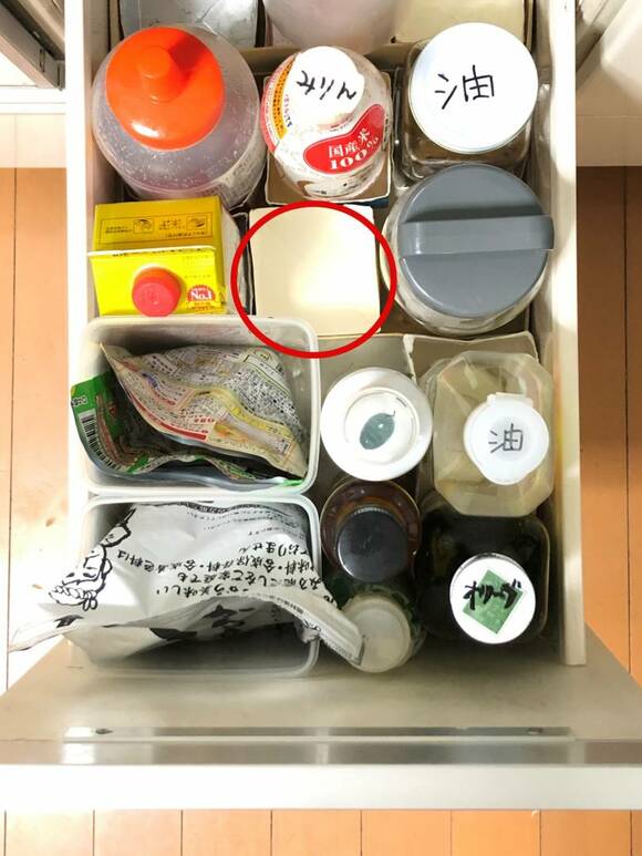 お酢やみりんなどが入った引き出しに牛乳パック