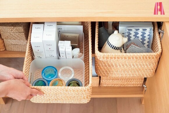 ラタンバスケットでストック類を使いやすく収納