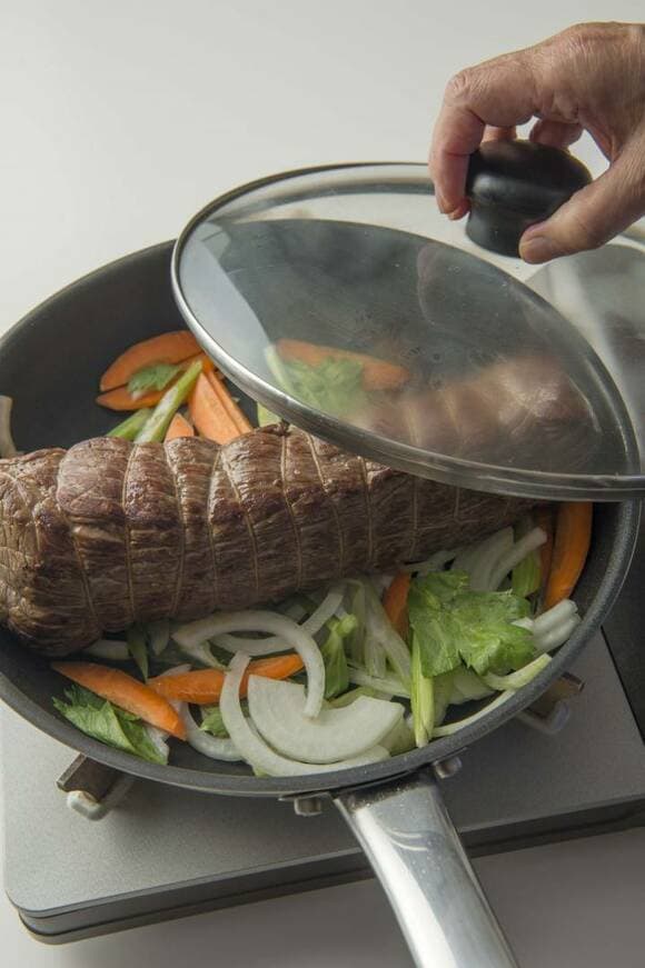 香味野菜と一緒に蒸し焼きにする