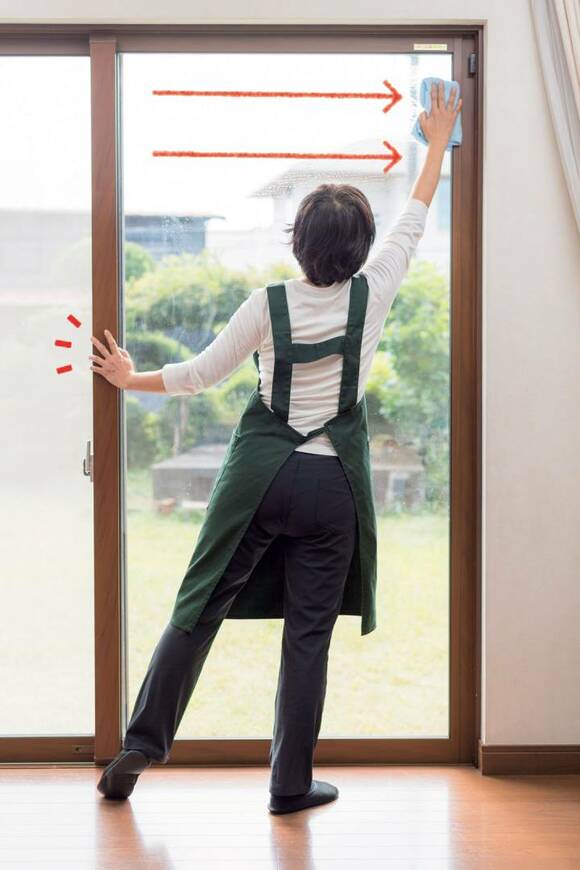 水でゆるく絞った古タオルで窓をふく