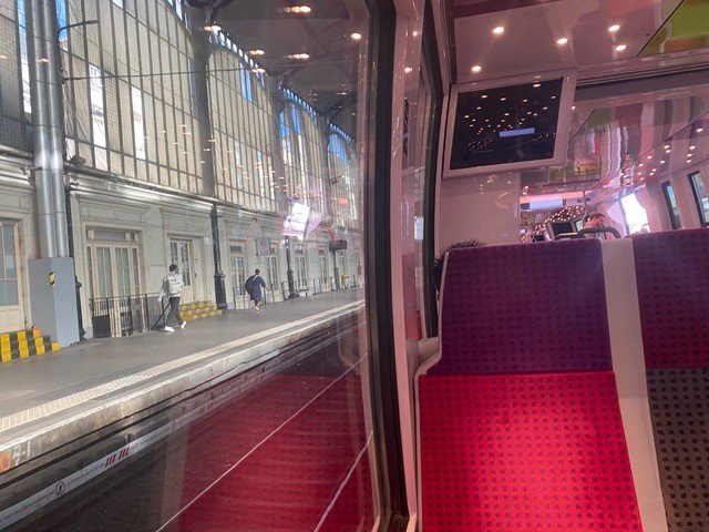 パリの地下鉄の車内