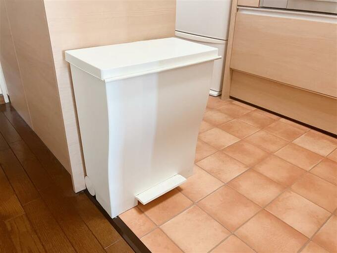 白いゴミ箱がキッチンの出入り口に置かれている画像