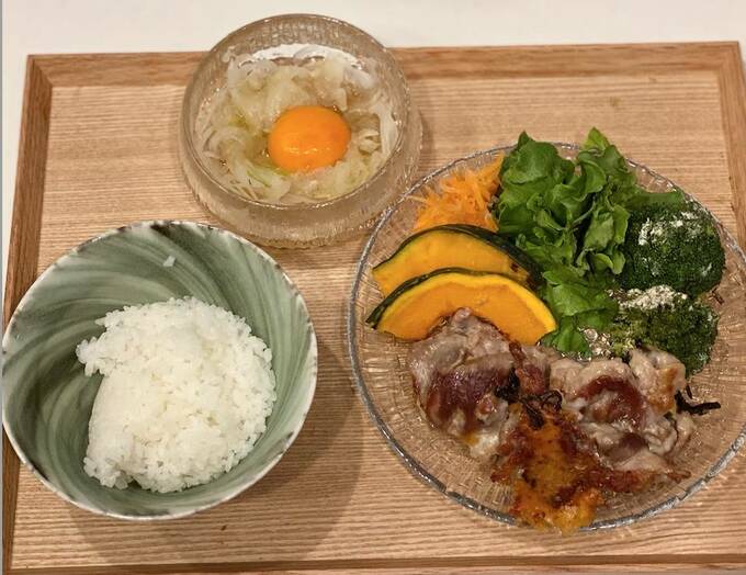 豚肉はパパッと塩マヨ昆布炒め、副菜にはつくりおきの野菜